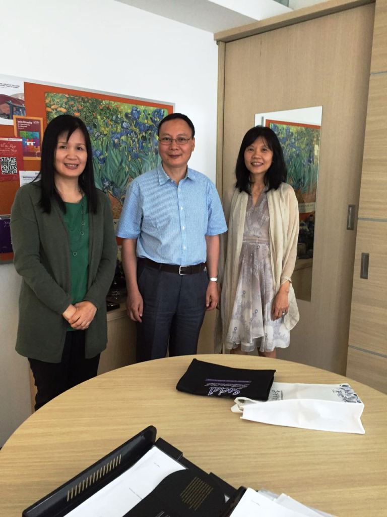 李长栓教授与新跃大学人文学院院长吴燕怡(右)和翻译项目主任许芸(左)合影1